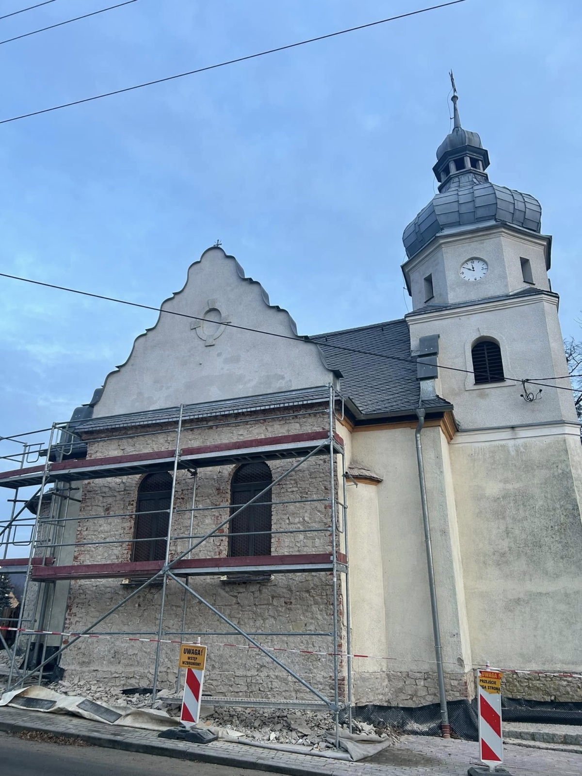 news 2025 02 rozpoczete praca renowacji kapliczki w oleszcze 01