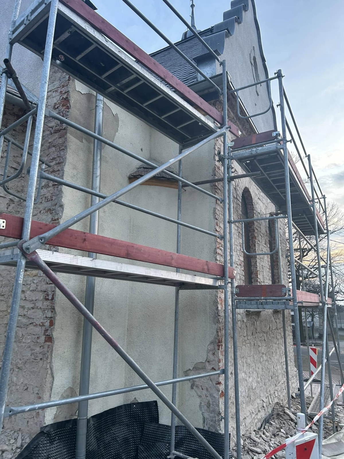 news 2025 02 rozpoczete praca renowacji kapliczki w oleszcze 03