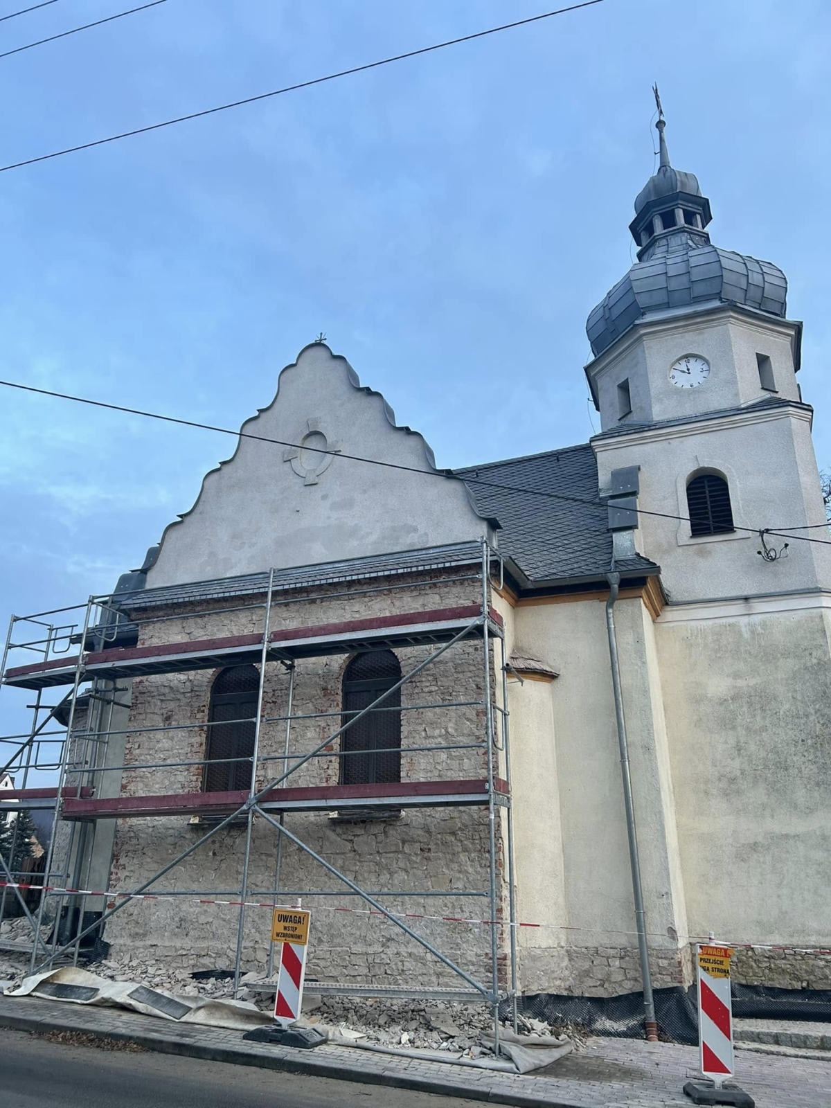 news 2025 02 rozpoczete praca renowacji kapliczki w oleszcze 04