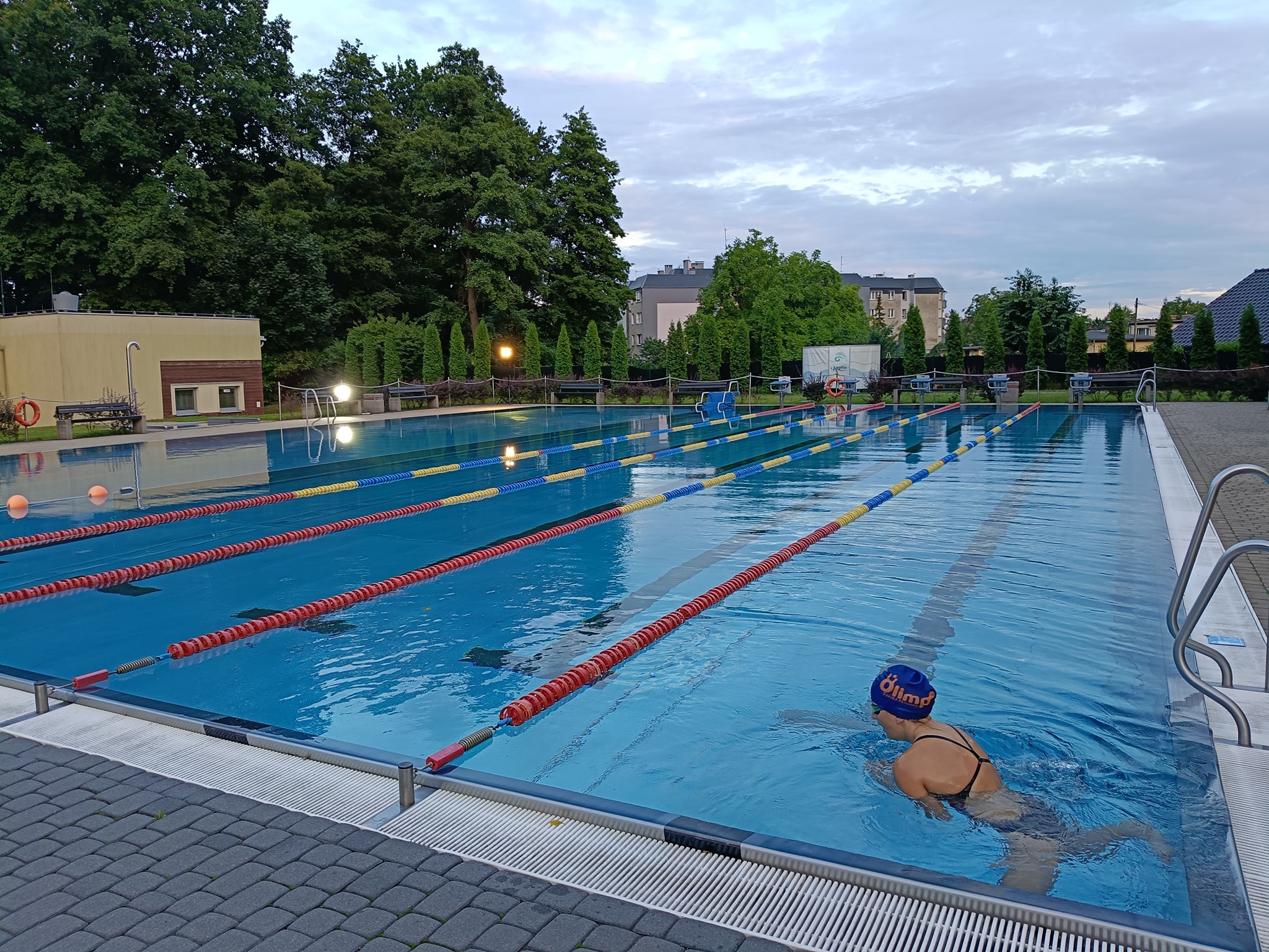 news 2025 07 nocne plywanie na basenie w zdzieszowicach 03