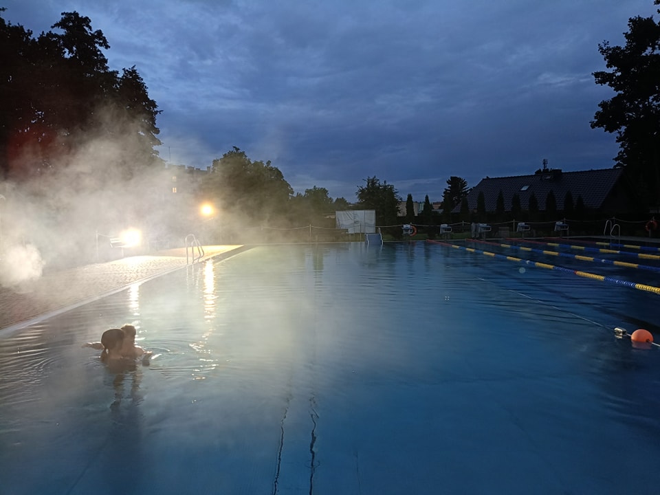 news 2025 07 nocne plywanie na basenie w zdzieszowicach 14