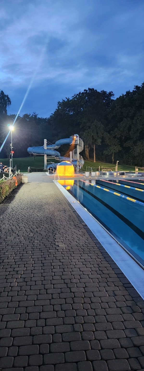 news 2025 07 nocne plywanie na basenie w zdzieszowicach 17